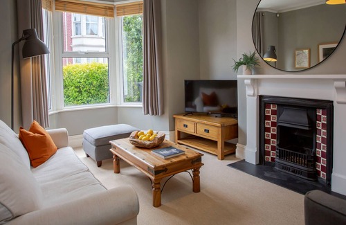 Southville House | Sleek & Stylish Bristol Getaway with Garden