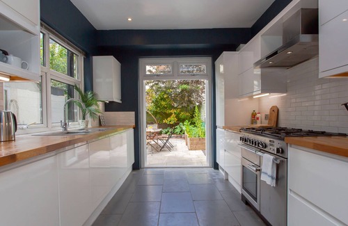 Southville House | Sleek & Stylish Bristol Getaway with Garden