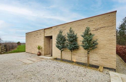 Potter Brompton House | Sleeper Cottage - Sleeps 8