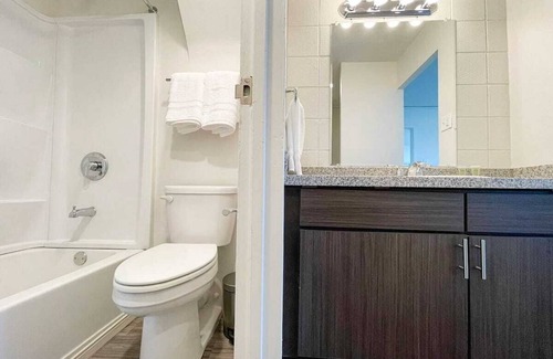 Walnut Hills Apartment | Sleepover: Cityscape 1BD/1BA + Gym - Downtown Cincinnati