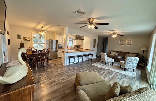 Monroe House | Sleeps 10. Bayou Front Home close to ULM, Sports Complexes, Airport and I-20.