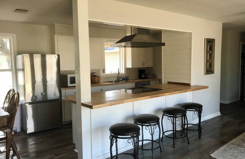 Monroe House | Sleeps 10. Bayou Front Home close to ULM, Sports Complexes, Airport and I-20.