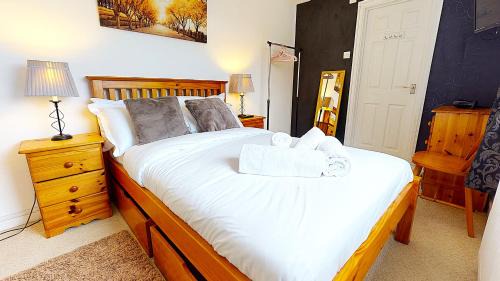 Milton House | Sleeps 10, Free parking, close to Science Park, King size bed