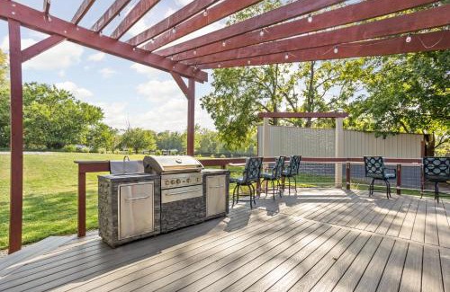 Westfield House | Sleeps 10, Indoor and Outdoor Theaters, Batting Cage, & Games!