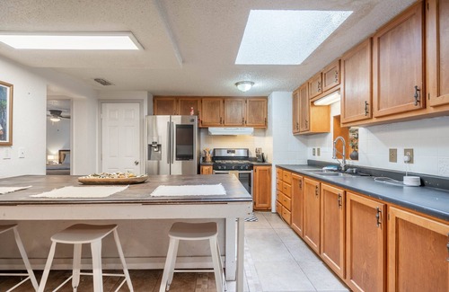 Odessa House | Sleeps 10 | Karaoke Bar+Poker Table | Game Lounge