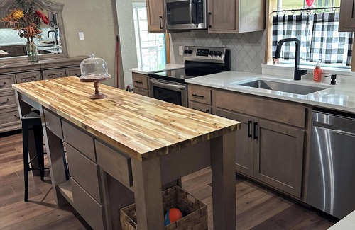 Cookson House | Sleeps 13 ~ 2-story home,1/4 mile to water!