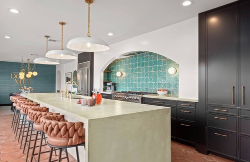 Riverside House | Sleeps 14 + heated Pool + Spa + Cabanas + Speakeasy + 5 minutes to downtown