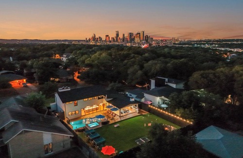 Riverside House | Sleeps 14 + heated Pool + Spa + Cabanas + Speakeasy + 5 minutes to downtown