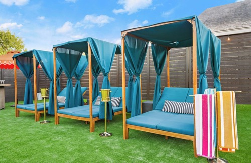 Riverside House | Sleeps 14 + heated Pool + Spa + Cabanas + Speakeasy + 5 minutes to downtown