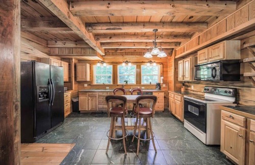 Mars Hill House | Sleeps 16 Hot Tub Sauna Dogs Welcome Ping Pong