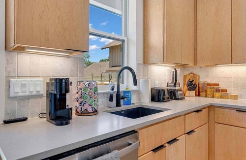 Riverside House | Sleeps 18 + F1 DISCOUNT! Pool & Chef’s Kitchen!