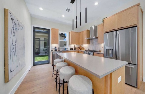 Riverside House | Sleeps 18 + F1 DISCOUNT! Pool & Chef’s Kitchen!