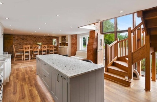 Gotham Cottage | Sleeps 20 - Luxury barn conversion (with hot tub)