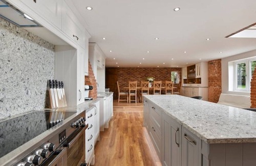 Gotham Cottage | Sleeps 20 - Luxury barn conversion (with hot tub)