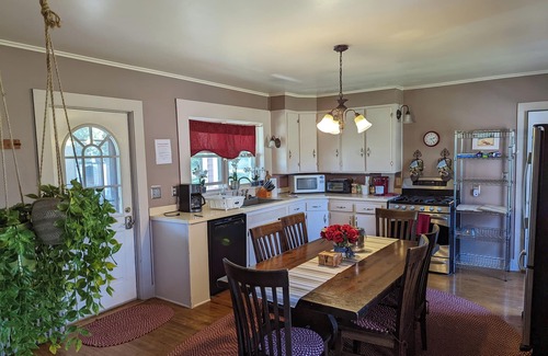 Cooperstown House | Sleeps 20! Spacious! spotless! Just 1 minute to CDP, Near restaurants and shops!