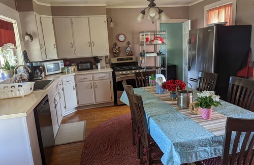 Cooperstown House | Sleeps 20! Spacious! spotless! Just 1 minute to CDP, Near restaurants and shops!