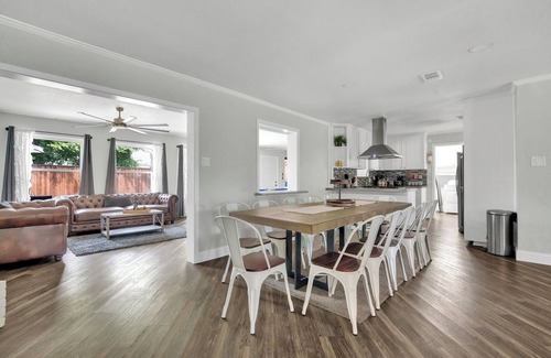 North Richland Hills House | Sleeps 20 w Heated Pool & HotTub by Stockyards DFW