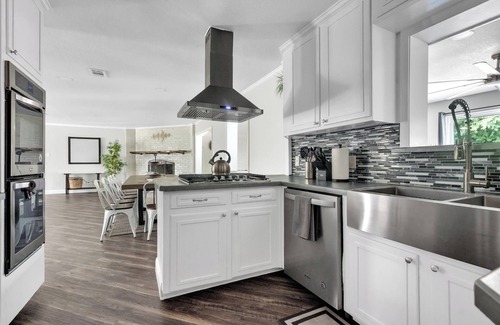 North Richland Hills House | Sleeps 20 w Heated Pool & HotTub by Stockyards DFW