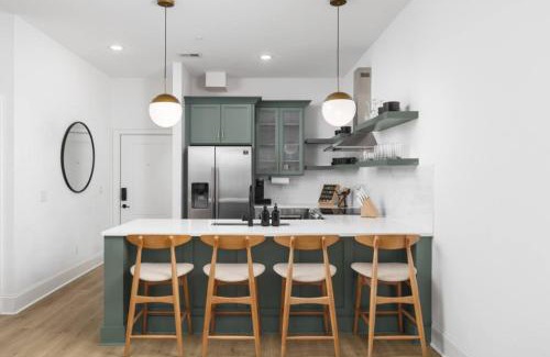 Portsmouth House | Sleeps 32 Only 10 minutes to Broadway 4 Condos Side by Side