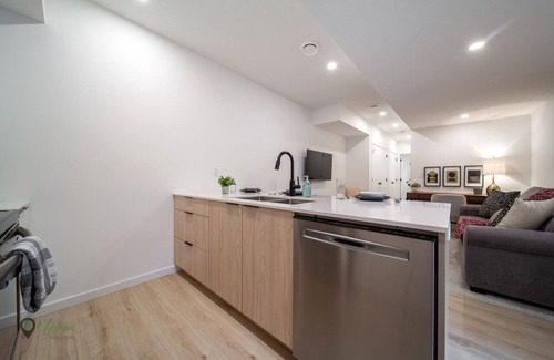 Southwest Edmonton Apartment | Sleeps 4|King Bed|Near Whyte Ave & U of A & Stollery