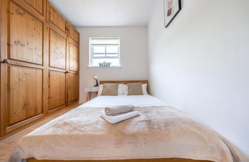Bishop's Stortford Apartment | Sleeps 4 Relaxing Getaway near Stansted Airport & Bishops Stortford Town Centre