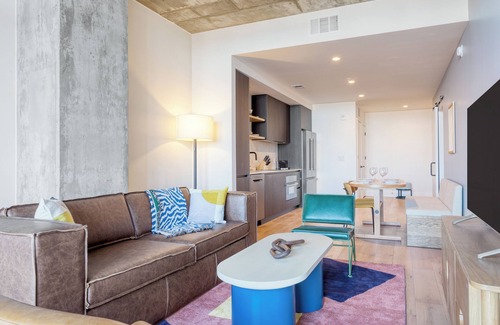 Rainey Street Historic District House | Sleeps 40 | Luxe Condos Near DT Austin | Natiivo