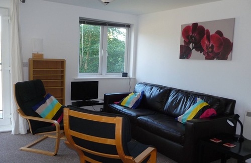 Exeter Apartment | Sleeps 5 , 2 bathrooms & free parking & a few minutes walk to city centre!
