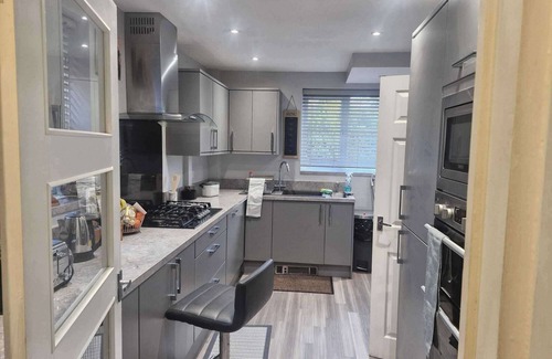 Broadheath House | Sleeps 5 - Free Parking - Near Airport & City