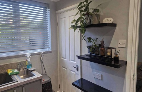 Broadheath House | Sleeps 5 - Free Parking - Near Airport & City