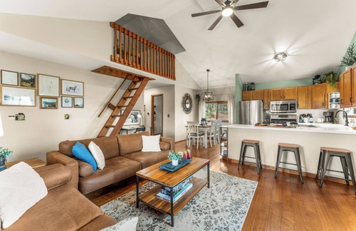 Cripple Creek Cabin | ★ Sleeps 6 ★ Surrounding Mtn + Aspen Vistas + Hot Tub + Game Room