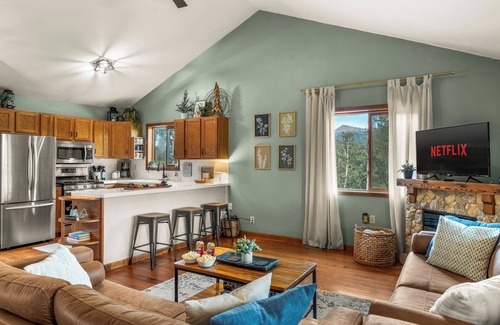 Cripple Creek Cabin | ★ Sleeps 6 ★ Surrounding Mtn + Aspen Vistas + Hot Tub + Game Room