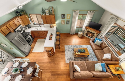 Cripple Creek Cabin | ★ Sleeps 6 ★ Surrounding Mtn + Aspen Vistas + Hot Tub + Game Room