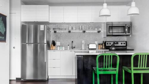 Rutledge Hill House | Sleeps 8 4 SoBro Suites w Kitchens Modern Touches – by AvantStay