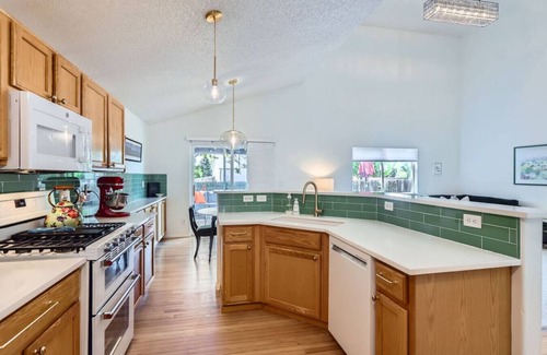 Erie House | Sleeps 9 - Family Retreat - Scenic Trails - Views