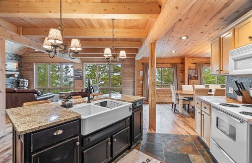 Motley Cabin | Sleeps up to 14. Stunning and spacious log cabin within 30 min of Brainerd.