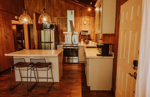 Glencoe Cabin | sleepy bear cabin with AC/private lake in peaceful Arnold