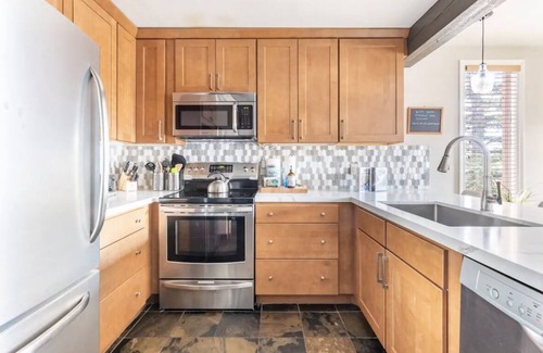 Mammoth Lakes Condo | Slopeside remodeled mountain cabin ski in ski out!