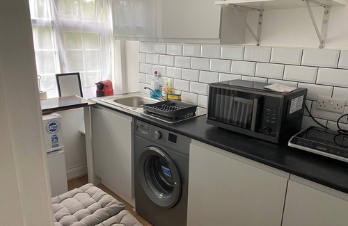 Colnbrook Apartment | Slough - Sleeps 3 - PetFriendly - Riverside - Bay