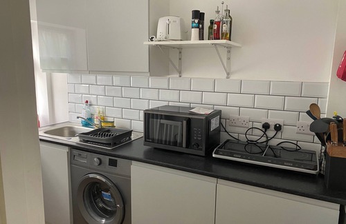Colnbrook Apartment | Slough - Sleeps 3 - PetFriendly - Riverside - Bay