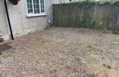 Colnbrook Apartment | Slough - Sleeps 3 - PetFriendly - Riverside - Bay