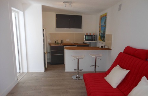 Le Brusc Villa | small 2-room villa with garden, quiet and close to the brusc beach