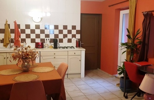 Quartier Administrations Apartment | Small Patio in Downtown