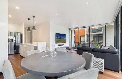 Hawthorn Apartment | Smart Apartment in Elegant Suburb Close to City