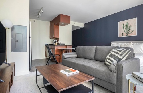 Downtown Chicago Apartment | Smart Loop Studio w/Pool, Gym, nr. Theatre District & L, by Blueground