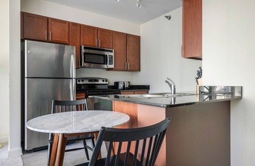 Downtown Chicago Apartment | Smart Loop Studio w/Pool, Gym, nr. Theatre District & L, by Blueground