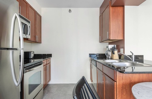 Downtown Chicago Apartment | Smart Loop Studio w/Pool, Gym, nr. Theatre District & L, by Blueground
