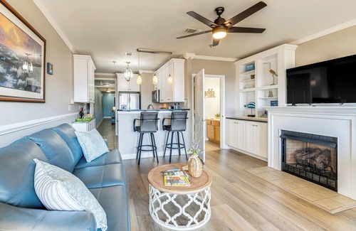 Huddleston Condo | Smith Mountain Lake Retreat w/Resort Amenities!