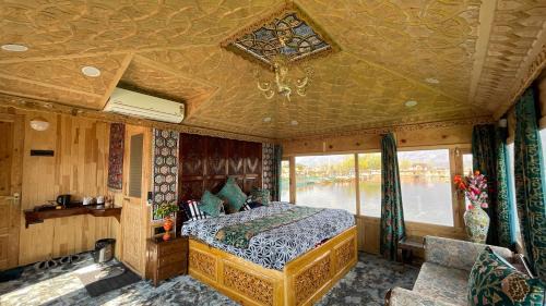 Dal Lake Hotel | Smith palace group of houseboats