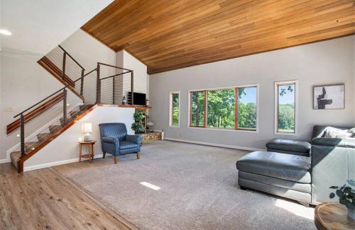 Berrien Springs House | Smitten in da Mitten - 18 acres, Arcades, High Spd Web, Hot Tub, Pond!