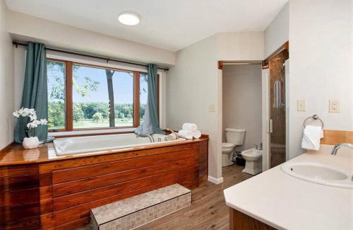 Berrien Springs House | Smitten in da Mitten - 18 acres, Arcades, High Spd Web, Hot Tub, Pond!